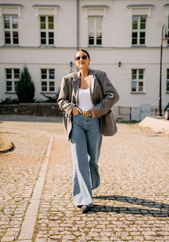 Kobieta w stylizacji jeansowej prezentująca bizuterię złotą