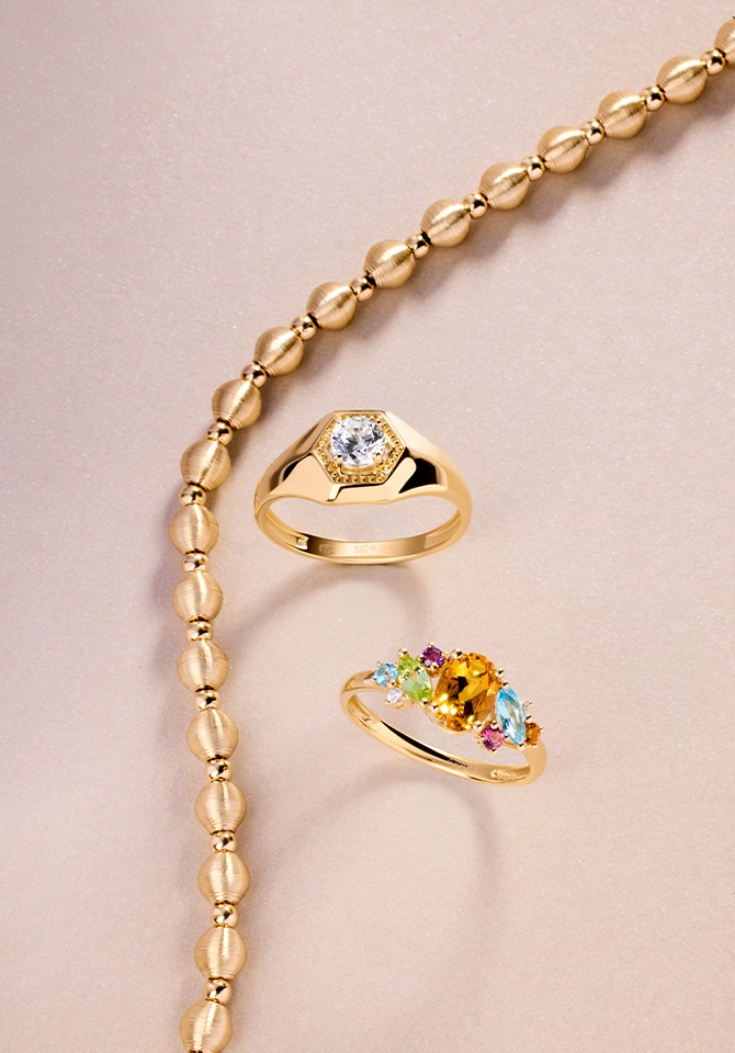 złoty naszyjnik oraz pierścionki złote z kolorowymi kamieniami szlachetnymi