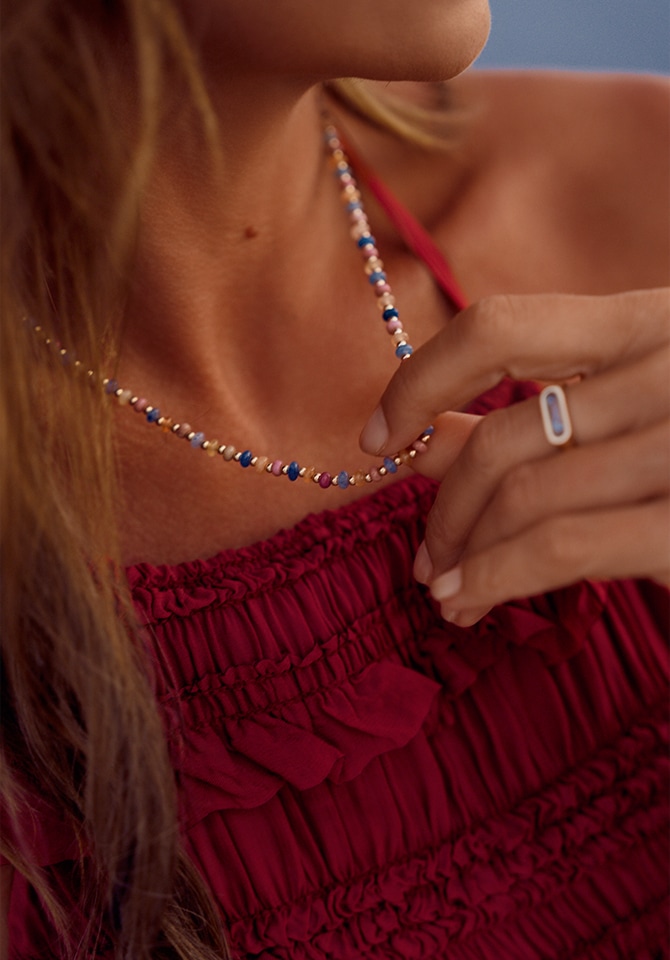 naszyjnik z kolorowymi kamieniami