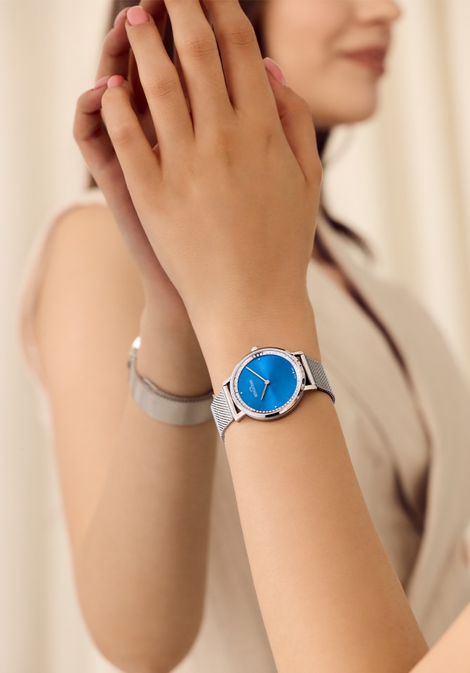 zegarek z bransaletą ze stali szlachetnej założony na nadgarstku