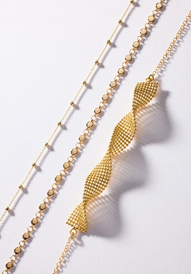 Złote naszyjniki w futurystycznym stylu