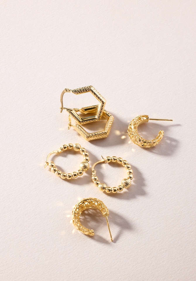 Złote Kolczyki w okrągłych oraz kwadratowych kształtach