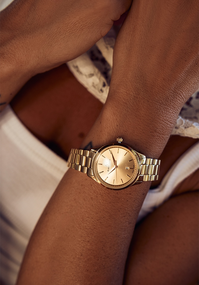 kobieta prezentująca zegarek na nadgarstku