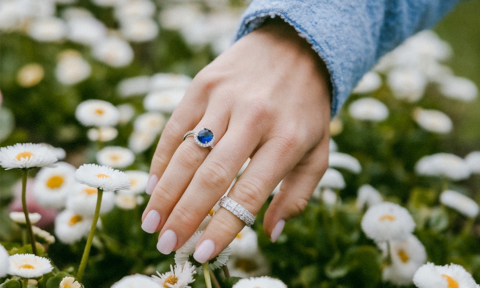 Na którym palcu nosić pierścionek zaręczynowy?