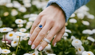 Na którym palcu nosić pierścionek zaręczynowy?