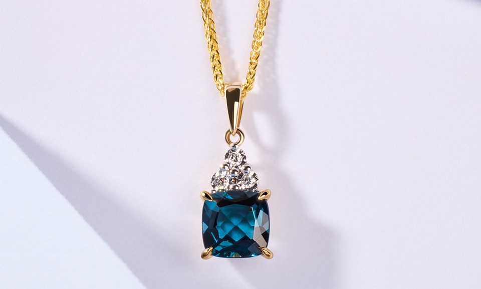 Krótszy łańcuszek zapewnia subtelność i wygodę na co dzień. Dłuższy – pozwala tworzyć odważniejsze stylizacje i lepiej eksponuje zawieszki.