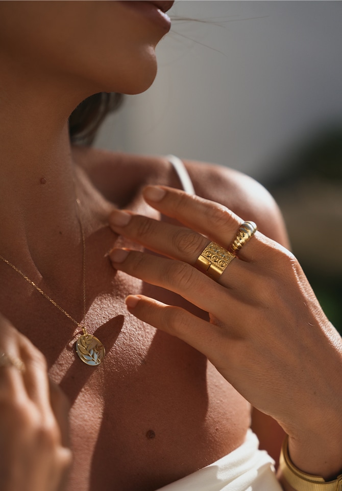 Modelka prezentująca biżuterię złotą