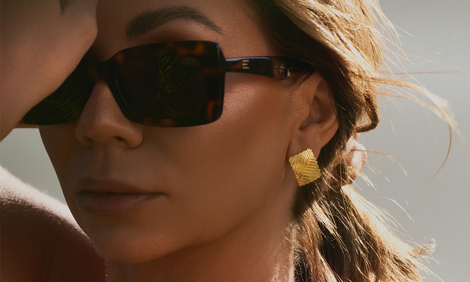 Przy wyborze biżuterii dla okrągłej twarzy warto zrezygnować z form, które optycznie poszerzają twarz lub dodają jej objętości.