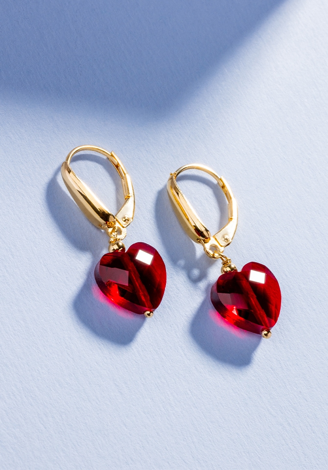 Złote kolczyki z zawieszka czerwone serca