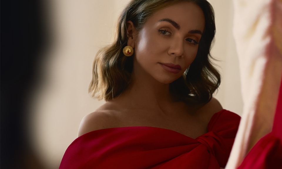 Czerwona sukienka nie potrzebuje wiele, by robić wrażenie – dlatego biżuteria powinna ją uzupełniać, a nie przytłaczać.