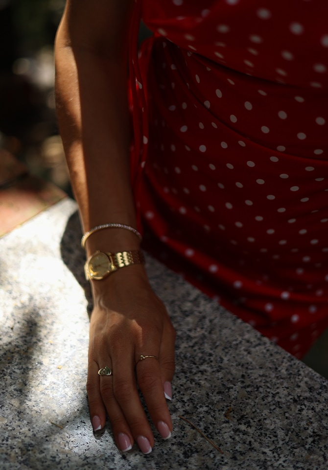 Biżuteria złota oraz zegarek z mosiądzu