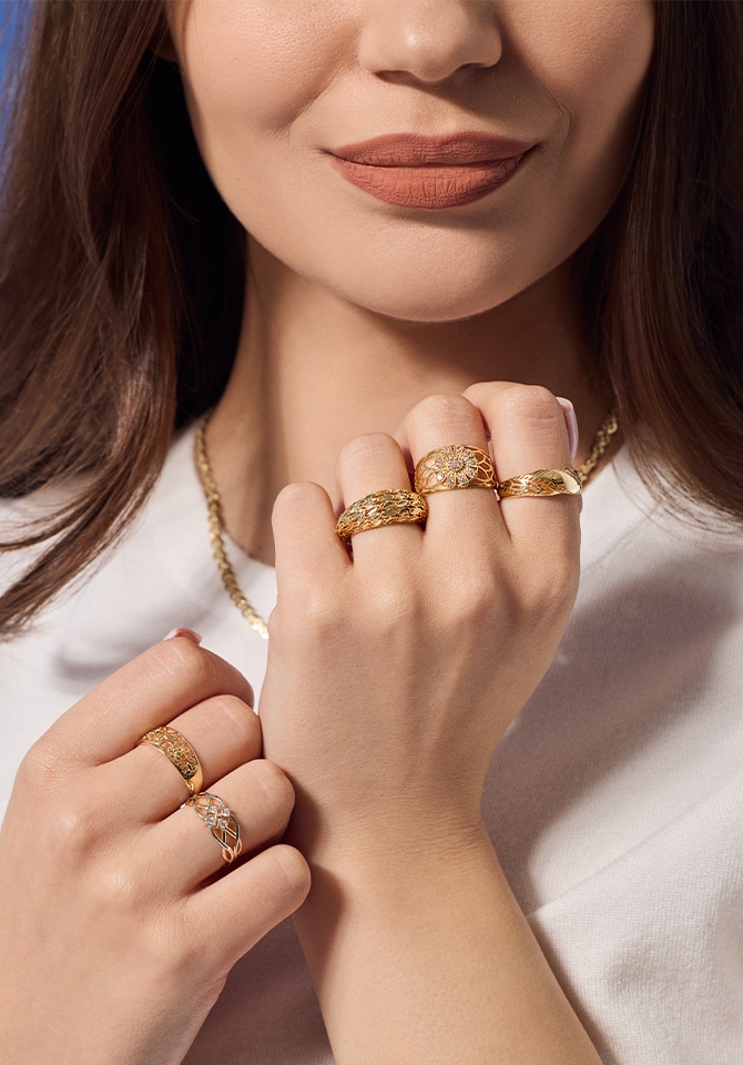 Złote pierścionki założone na palcach