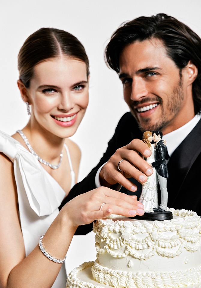 Para młoda prezentyjąca biżuterię ślubną