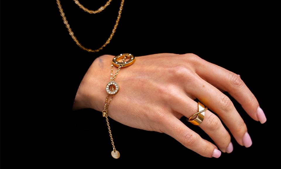 Codzienna dbałość o przechowywanie to pierwszy krok do tego, by biżuteria zawsze wyglądała jak nowa – świeża, błyszcząca i gotowa do noszenia.