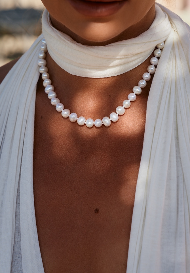 Białe perły zawieszone na szyji