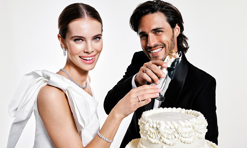 Zakochana para w biżuterii