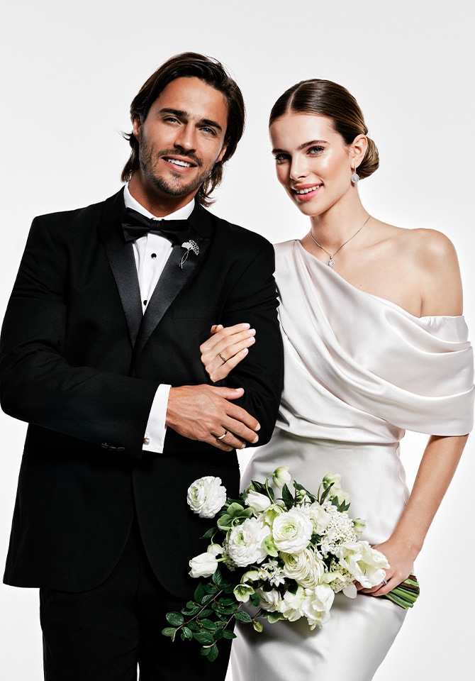 Młoda para - radośnie się uśmiechają