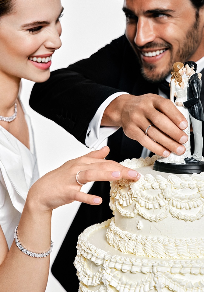 Młoda para w sesji zdjęciowej. Prezentują biżuterię ślubną