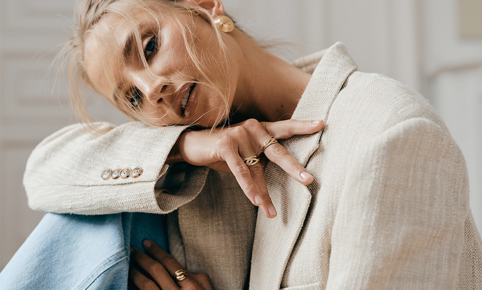 Bransoletka Apart z charmsami na nadgarstku