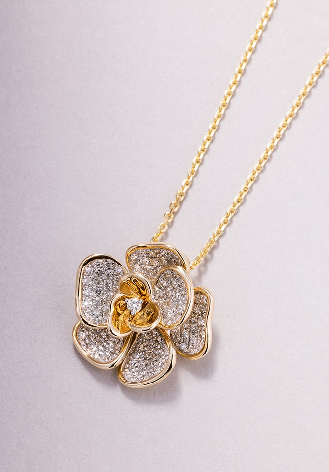 Białe perły zawieszone na szyji