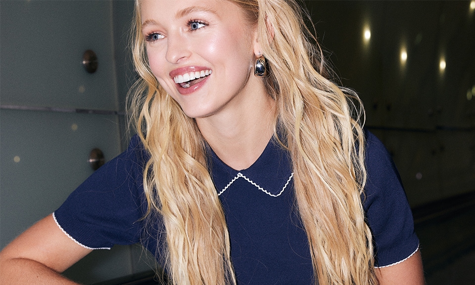 Granatowa sukienka może wyglądać zupełnie inaczej w zależności od tego, gdzie ją założysz – dlatego wybór biżuterii powinien iść w parze z charakterem wydarzenia.