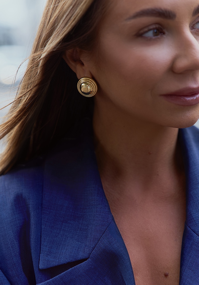 Złote kolczyki zawieszone na uszach