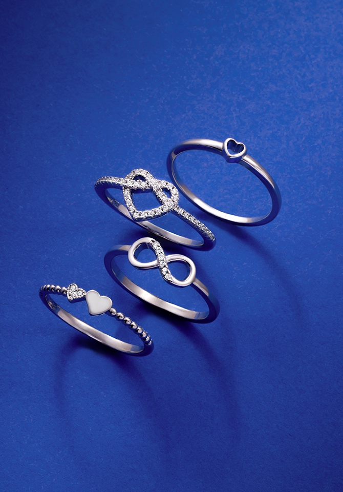 Kilka srebrnych pierścionków z różnymi motywami