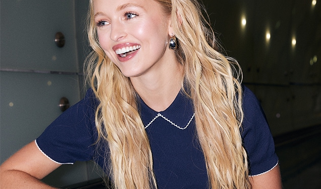 Jaka biżuteria do granatowej sukienki?