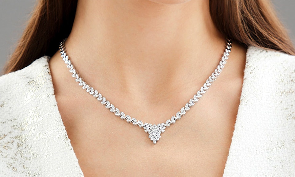 Białe złoto to stop złota z dodatkiem metali białych, takich jak pallad lub nikiel.