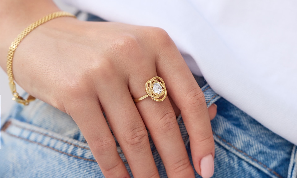 Próba złota to liczba części czystego złota w 1000 jednostkach stopu – np. próba 585 zawiera 58,5% czystego złota.