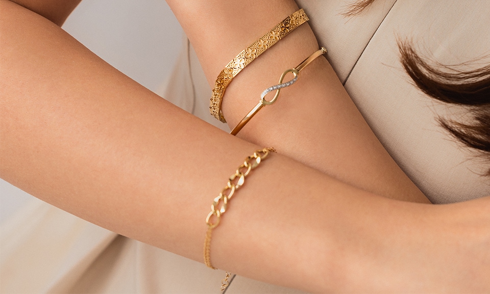 Próba złota wpływa na to, jak dana biżuteria sprawdza się w codziennym użytkowaniu, ile kosztuje i jak wygląda.