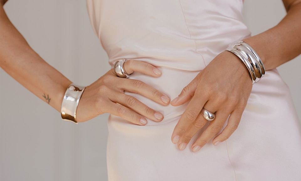 Próba srebra nie tylko określa zawartość czystego kruszcu w stopie, ale także wpływa na to, jak biżuteria zachowuje się w codziennym użytkowaniu.