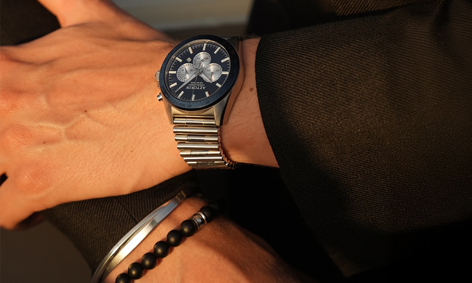 Wybór odpowiedniego zegarka do garnituru nie sprowadza się wyłącznie do estetyki. Liczą się także proporcje, funkcjonalność i spójność z całą stylizacją.