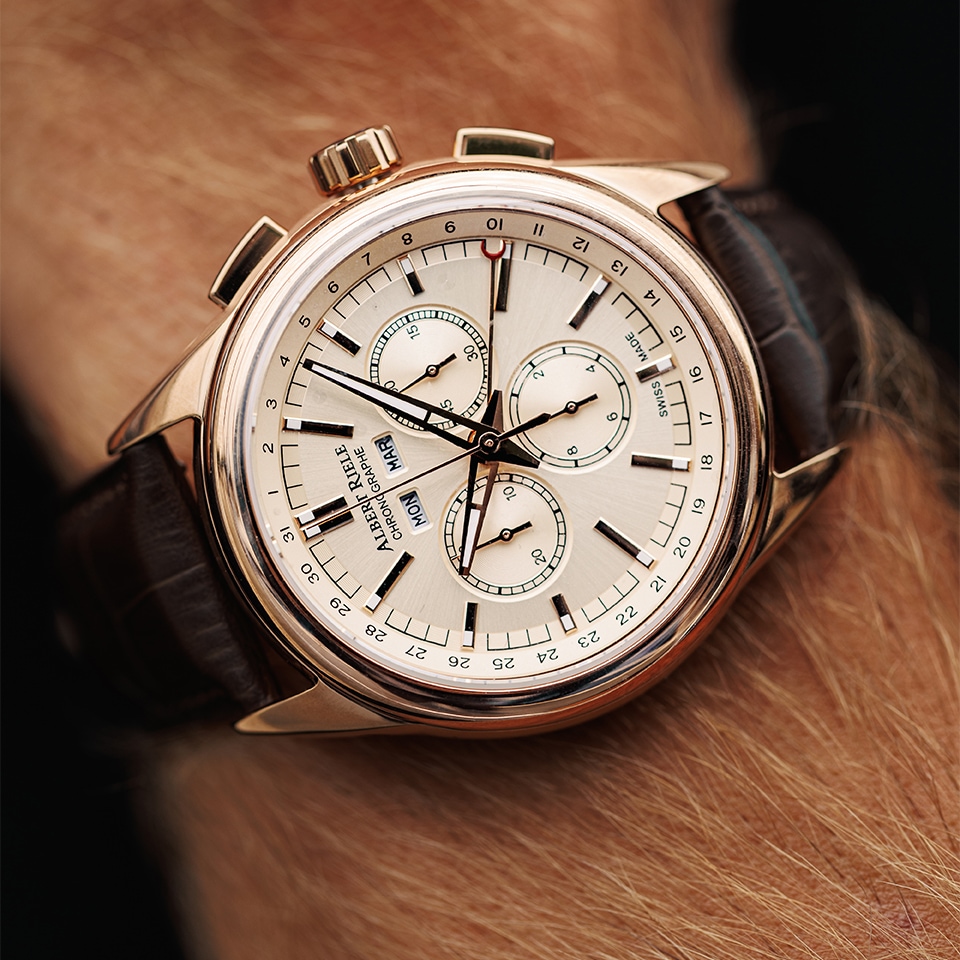 Zegarek marki Albert Riele ze skórzaną opaską założony na nagarstek