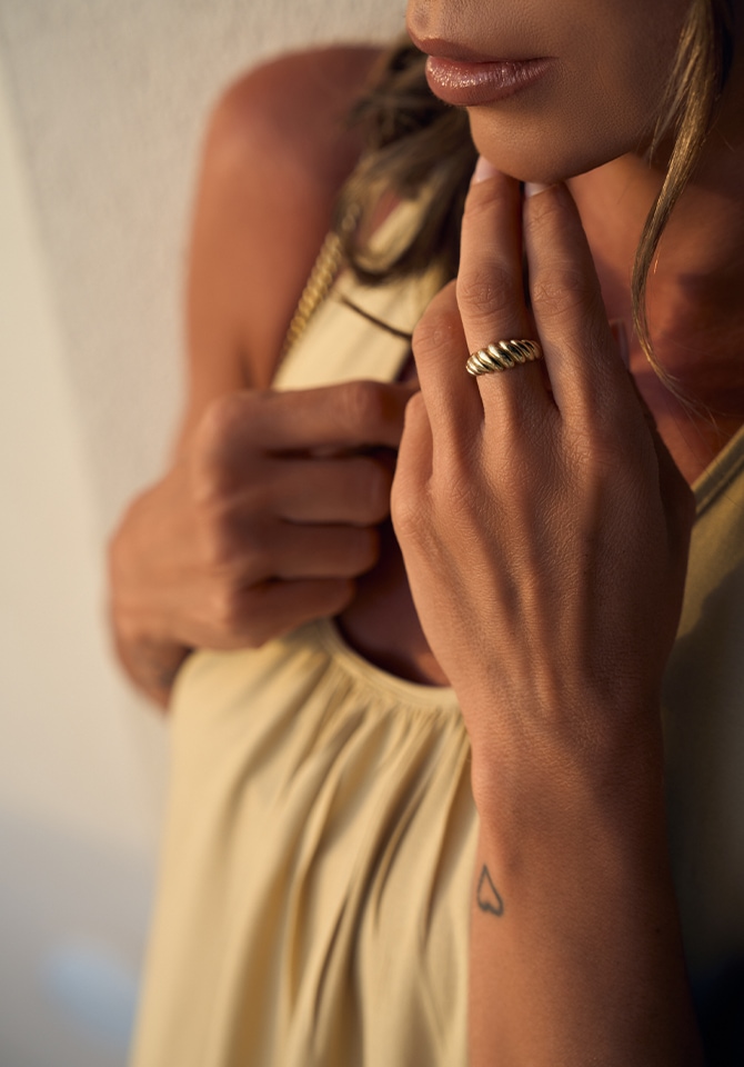 złoty pierścionek o neitypowej fakturze