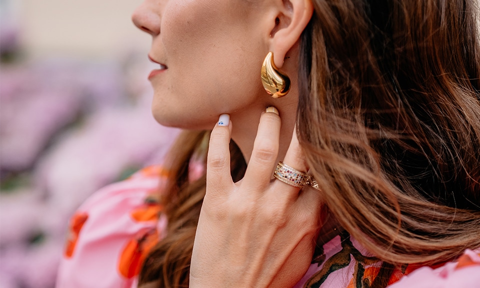 Dobór biżuterii do różowej sukienki to nie tylko kwestia wyboru kruszcu czy fasonu dodatków, ale całościowego podejścia do stylizacji.