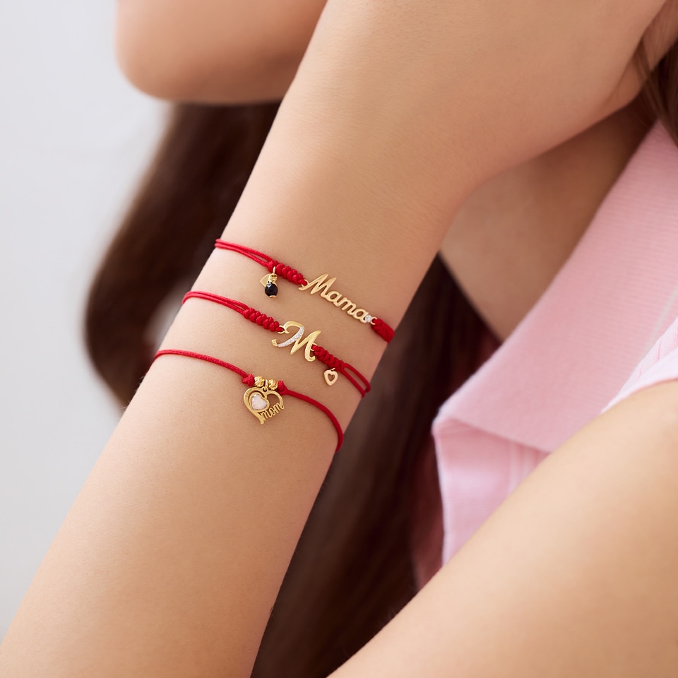 bransoletki na czerwonym sznurku ze złotą zawieszką