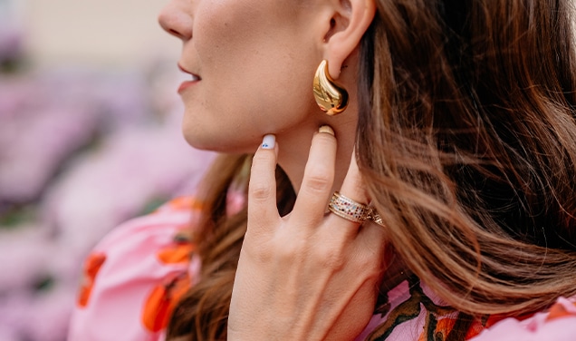 Złoto czy srebro do różowej sukienki? Poradnik