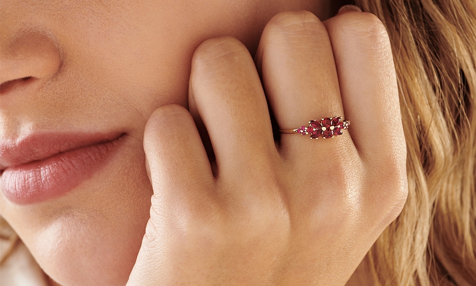 Naturalne rubiny uchodzą za unikatowe i inwestycyjne, podczas gdy syntetyczne są bardziej dostępne cenowo i idealne do biżuterii modowej.