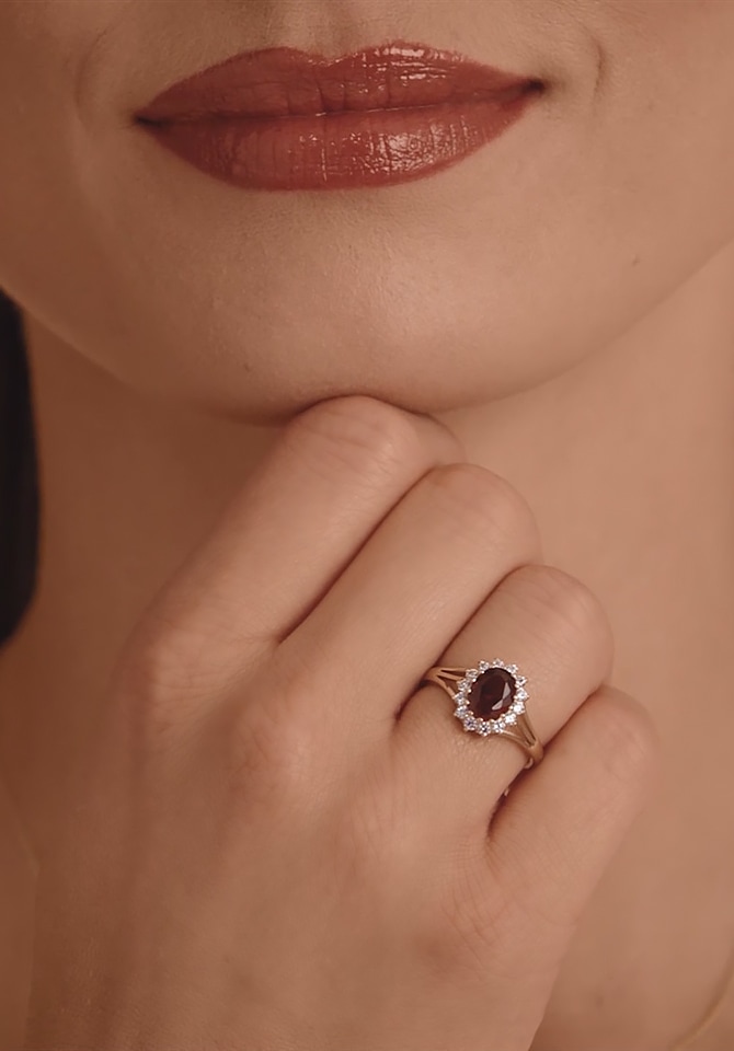 złoty pierścionek z rubinem