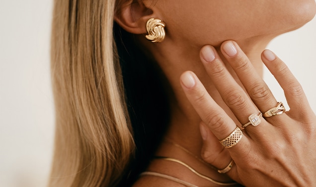 Jak dobrać biżuterię do złotej sukienki