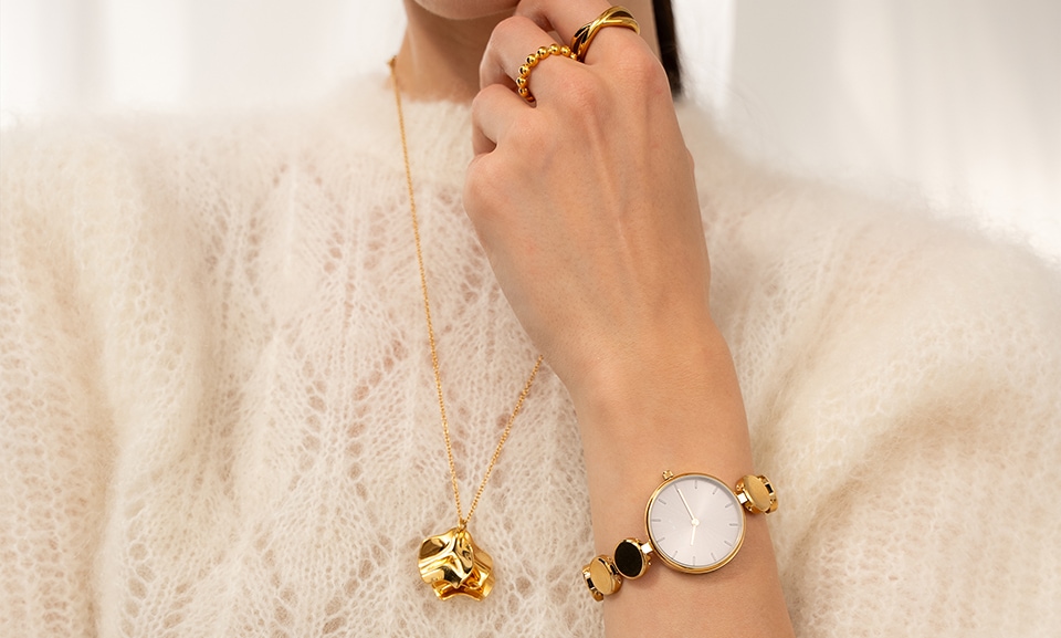 Biżuteria potrafi całkowicie odmienić charakter stylizacji – ten sam sweter może wyglądać zupełnie inaczej w zależności od dodatków.