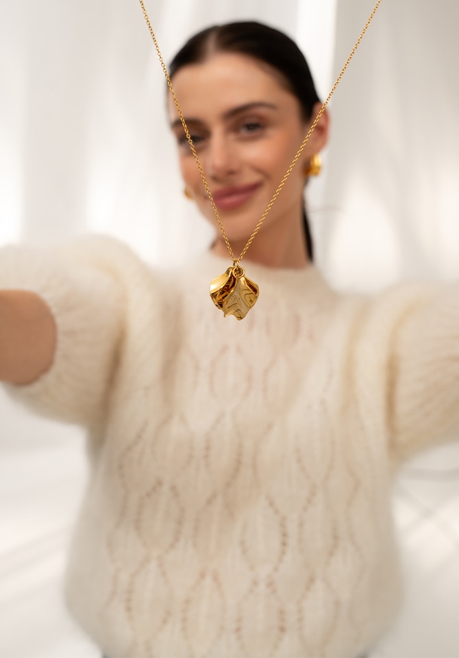 Naszjnik pozłacany z zawieszką o nieregularnym kształcie