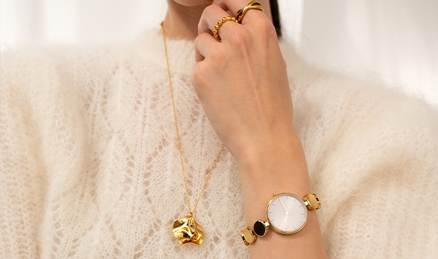 Biżuteria do swetra: jak dobrać