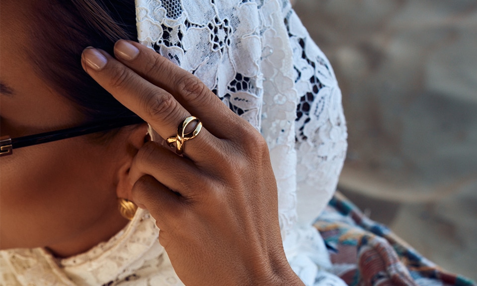 Wybór pierścionka obietnicy to decyzja, w której liczy się przede wszystkim symbolika i emocje. Choć wygląd i kruszec mają znaczenie, to przesłanie pierścionka nadaje mu prawdziwą wartość.