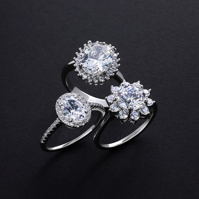 Pierścionki z białego złota z diamentami na czarnym tle