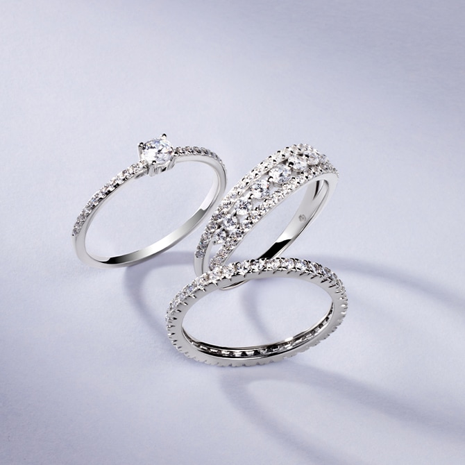 Trzy pierścionki wykonane z białego złota z diamentami