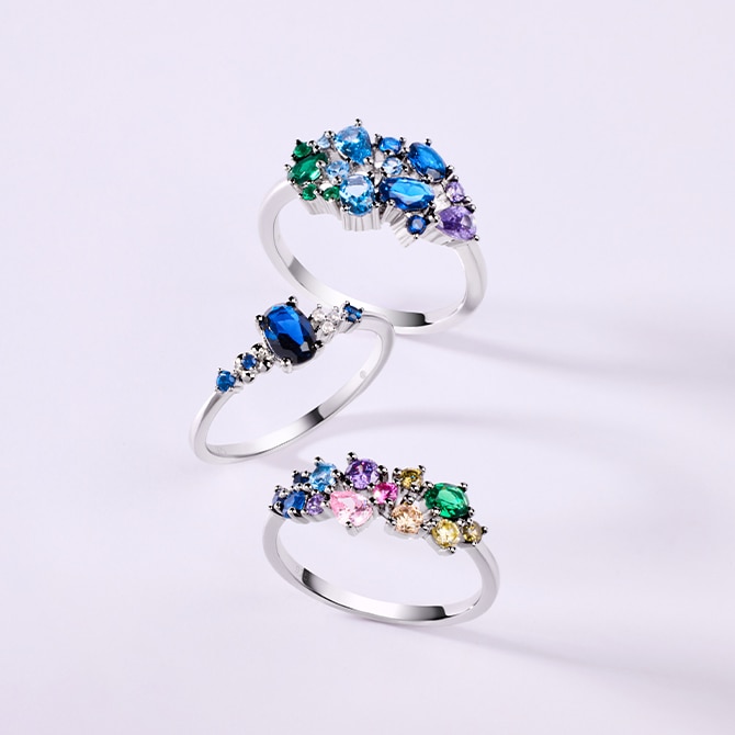 Pierścionki wykonane z białego złota otulone diamentami