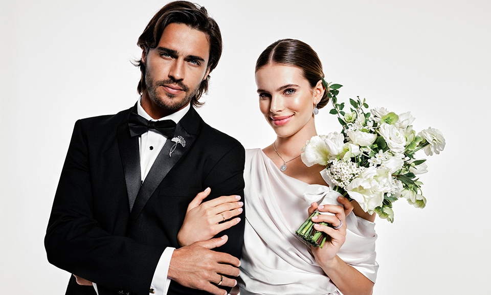 Dobór biżuterii zależy od dekoltu, koloru i stylu sukni – inne dodatki sprawdzą się przy koronce, inne przy gładkiej satynie.