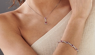 Czerwona bransoletka – co oznacza i jak ją nosić